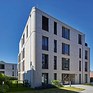 Hagemeister: Monochrom aus der Ferne, lebhaftes Farbspiel von Nahem