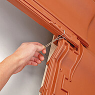 Erlus: Eine Sturmklammer für alle Dachziegel