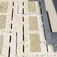 Moderne Steine in altem Hofgut