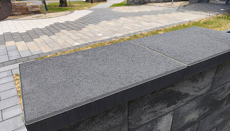 Neue Abdeckplatten f&uuml;r die Gartenmauer
