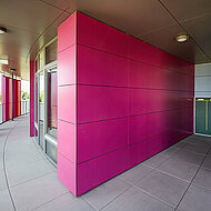 Farbenfrohe und brandsichere Fassadenplatten für Sport-Kita