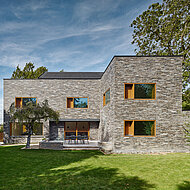 Caparol: Gelungenes Spiel mit natürlichen Baustoffen