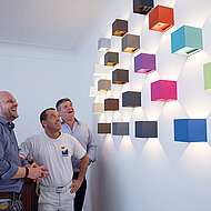 Caparol: Spiegelglatte Wand Lichtinstallation perfekt in Szene gesetzt