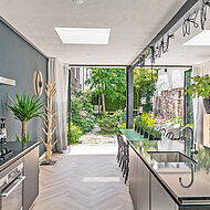 Solarlux: Raumhohe Glas-Faltwände verbinden Garten und Küche