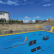 Ein strahlendes Blau für die Baugrube