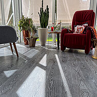 Parkett-Unikat mit Farbe und Struktur