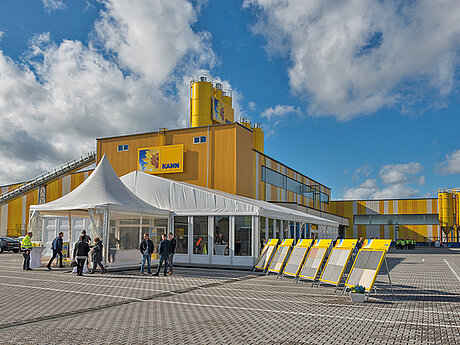 Eröffnung: Neues Werk in Rheinland-Pfalz fertigt  Betonsteinplatten nach modernsten Standards