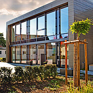 Kneer: Pfosten-Riegel-Fassade in Alu-Holz-Kombination