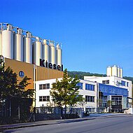 Kiesel Bauchemie: »Seit 60 Jahren kleben wir am Bau« – Kiesel Bauchemie feiert gleich zweimal Jubiläum