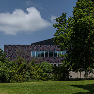 Buntes Treiben an der Fassade