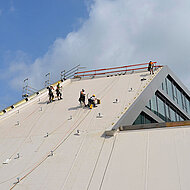 Industriekletterer dichten Steilfassaden ab