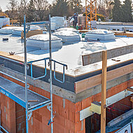 Flachdachanschluss ohne Energieverlust: Keine Wärmebrücke am Bungalow