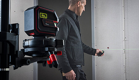 Ferngesteuerte Laserbasis zur pr&auml;zisen Linienausrichtung