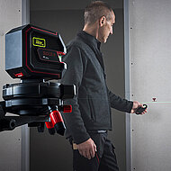 Ferngesteuerte Laserbasis zur pr&auml;zisen Linienausrichtung