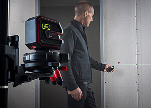 Ferngesteuerte Laserbasis zur pr&auml;zisen Linienausrichtung