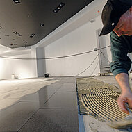 Schomburg: Neue Fliesenkleber samt Broschüre zur BAU