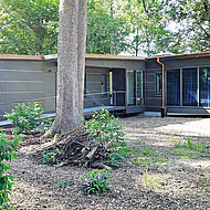 Rockpanel: Pflegeleichte Basaltpaneele für das »schwebende Waldhaus« 