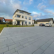 Betonwerk: Pflastersteinsystem mit Kautschukpuffer