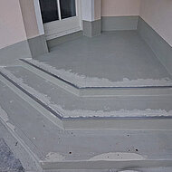 Triflex: Flüssigkunststoff wertet Gartentreppe funktional und optisch auf