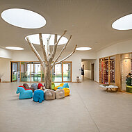 Lamilux: Runde Flachdachfenster für besonderes Kita-Konzept verbinden das Draußen mit Drinnen