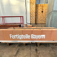 LEIPFINGER-BADER: Serielle Vorfertigung von Ziegel-Wandelementen