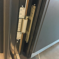 »Ausgezeichnete« Möglichkeiten der verdeckten Bandtechnik für die Außentür