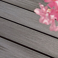 NATURinFORM: Verbesserte Oberflächenstruktur erreicht höchste Rutschhemmstufe