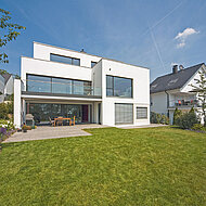 Niveau: Holz-Alu-Fenster für hochwertige architektonische Konzepte