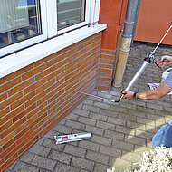 Injektionscreme gegen aufsteigende Mauerfeuchtigkeit