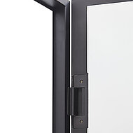 Wie schwerelos schwebt die Tür vor der Wand