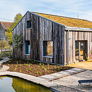 Schräglage: begrüntes Satteldach