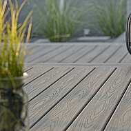 Schutzmantel sorgt für Haltbarkeit und gemaserte Holzoptik