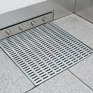 LOROWERK: Elegante Kaskaden-Entwässerung für Flachdach und Terrasse