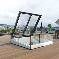 Lamilux: Quadratischer Ausstieg ermöglicht Wendeltreppe zur Dachterrasse