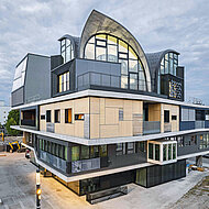 Adaptive Solarfassade mit passgenauer Brandschutzverglasung