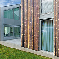 MOCOPINUS: »Brandheißer Trend« – durch Feuer veredelte Holzoberflächen