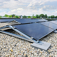 Solarunterkonstruktion fürs Flachdach: Zügig zur lagestabilen Photovoltaik-Anlage