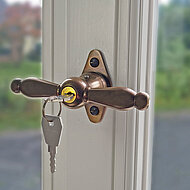 Abschließbare Fenstergriffe: Sicherheit und Authentizität trotz Denkmalschutz