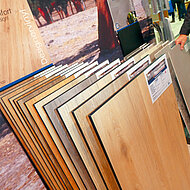 KWG: Wohngesunde Bodenbeläge aus natürlichen Materialien sowie moderner Kork für die Wand