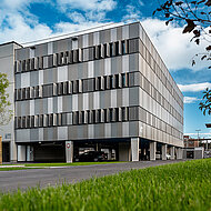 »Planum«-Fassade kombiniert mit »Greentec Steel«