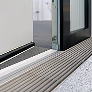 Bodengleiche Schwellenlösung für barrierefreie Übergänge