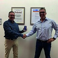 Uzin übergibt iPhone 12