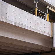 Neues Werkstattgebäude mit Sichtbetonfassade für Regensburger Universität 