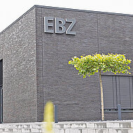 objectflor: Design-Flächenbelag in dunkler Betonoptik für das EBZ Bochum