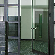 Transparenz im Detail_ Türen für den Objektbau