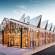 Prefa: Ein Dach aus Aluminium für 15 kleine Häuser in einem Gebäude vereint