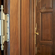 Türbänder und Schließbleche mit System