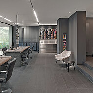 Caparol: Dunkleres Farbspektrum rückt den Mensch und die Produkte in den Fokus