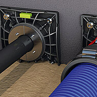 Kunststoffflansch für die nachträgliche Durchführung und Abdichtung von Kabeln und Rohren