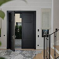 Edles Ambiente mit Türen in Schwarz-Weiß